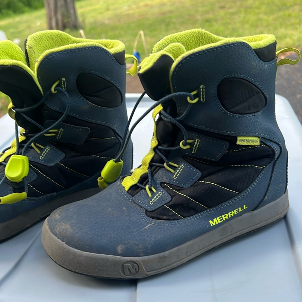 Snow boots